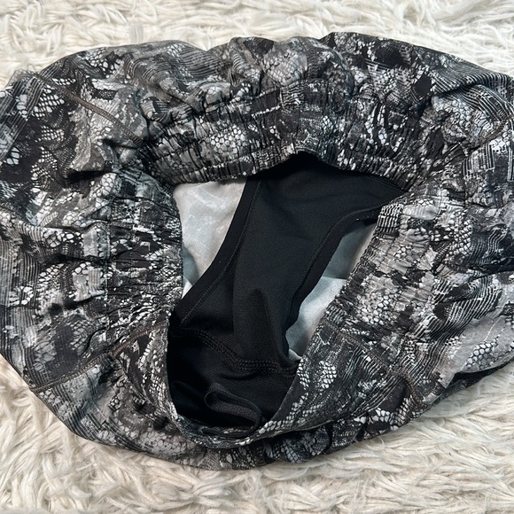 Lululemon Hotty Hot Short II *2.5" Masked Lace Starlight Black - Picture 3 of 5